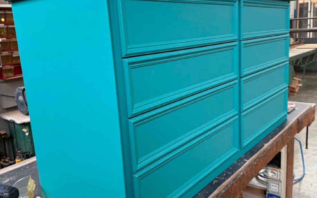 Verniciatura di mobili in legno